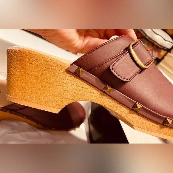 🌟HP🌟STUDDED CLOGS Torrid Roomy 8.5 Burgundy Wooden 3.5” Heel NEW Extra Comfy - Picture 4 of 13